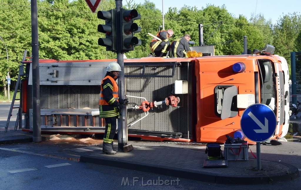 TLF 4 umgestuerzt Koeln Bocklemuend Ollenhauer Ring Militaerringstr P020.JPG - Miklos Laubert